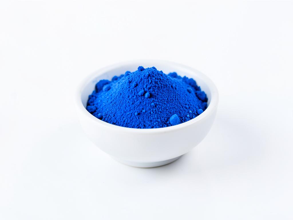 Espirulina azul (ficocianina) en polvo a granel en tazón blanco