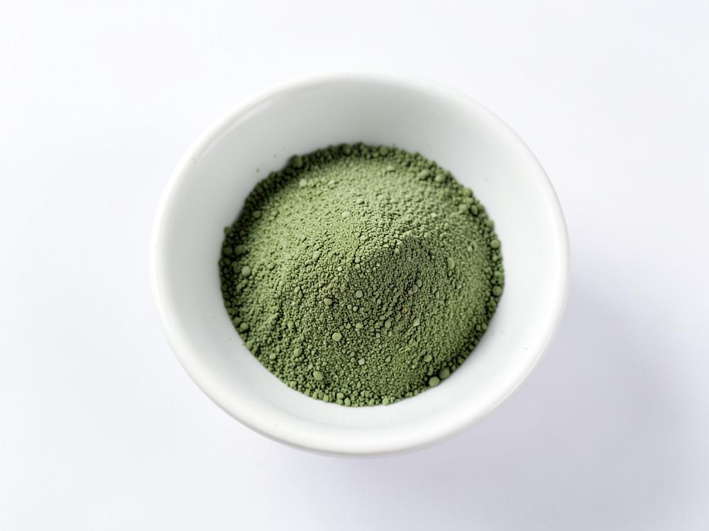 Espirulina en polvo a granel, materia prima en tazón blanco
