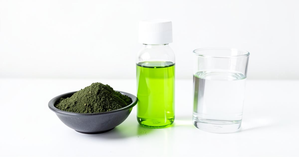 Espirulina en polvo junto a clorofila líquida, guía de espirulina y clorofila