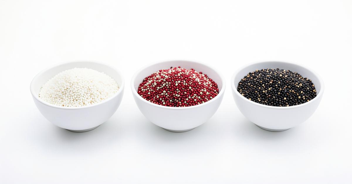 Quinoa blanca, roja y negra en tres tazones, guía de tipos de quinoa